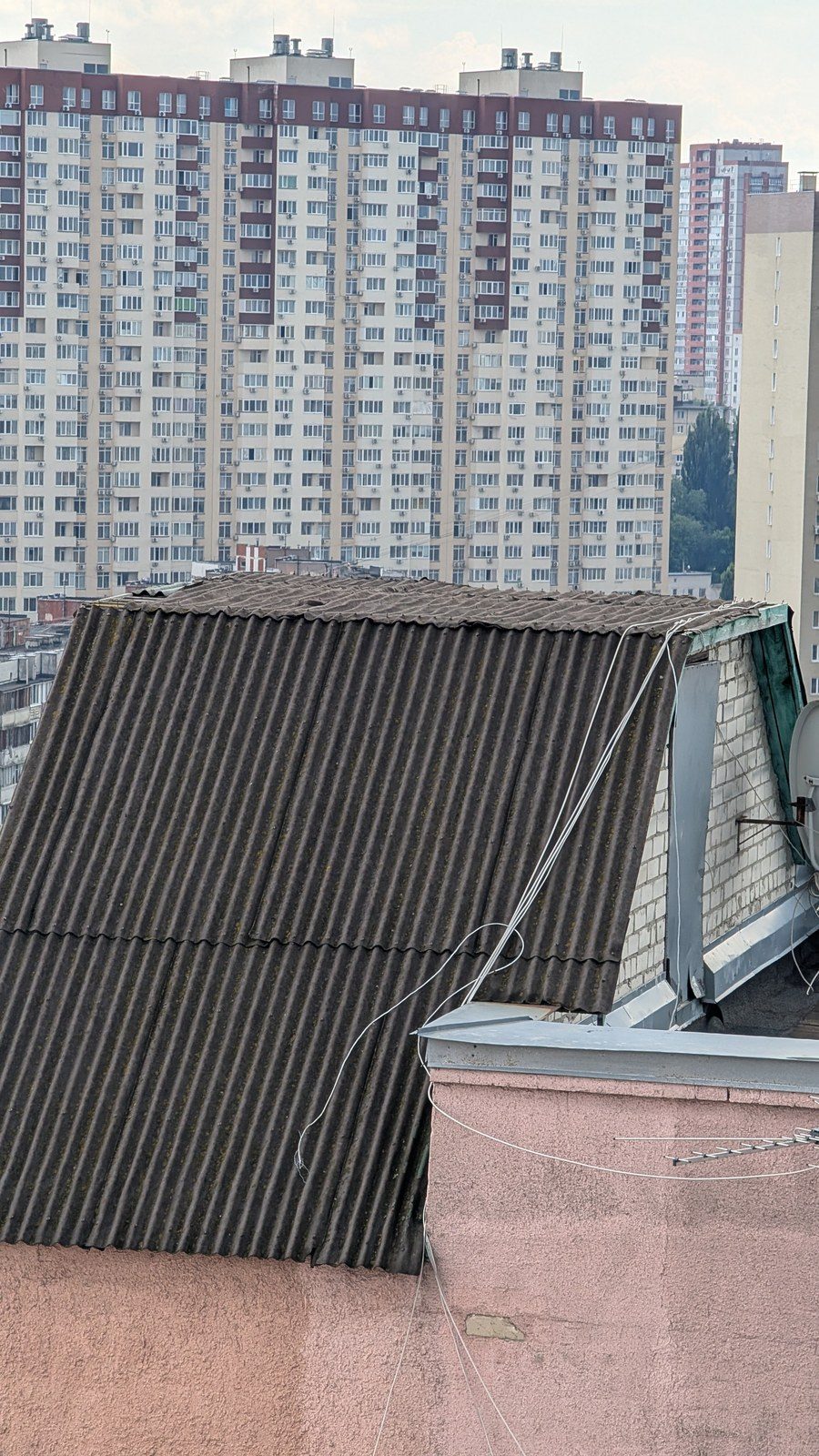 Пошкоджена покрівля надбудов